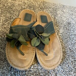 Clarks Size 8 Green Floral Thong Sandals